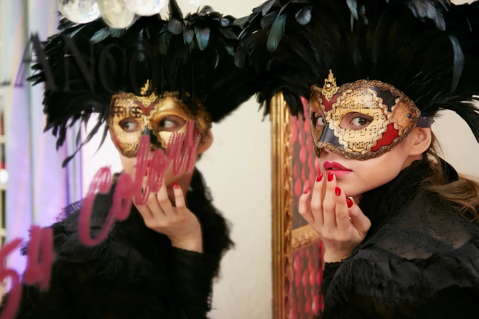 「ランコム」が仮面舞踏会を開催　大人の社交場で見つける運命のリップ